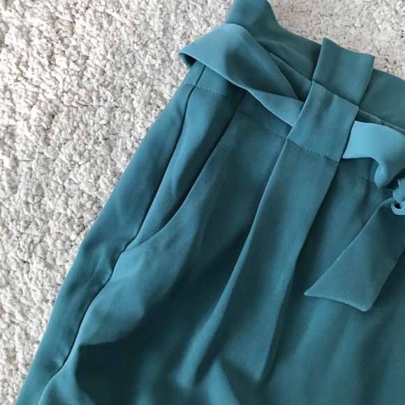 Simons Ribbon Tie in front Skirt - Picture 4 of 5